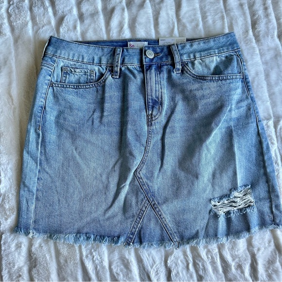 Juniors Light/Medium Wash Ripped Denim Mini Jean Skirt w/Frayed hem - Size 9 NWT - Picture 3 of 10